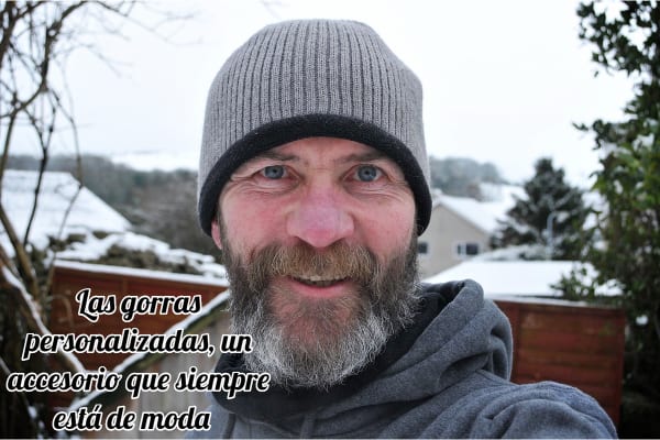 hombre-con-barba-y-gorro-de-lana-echandose-un-selfie