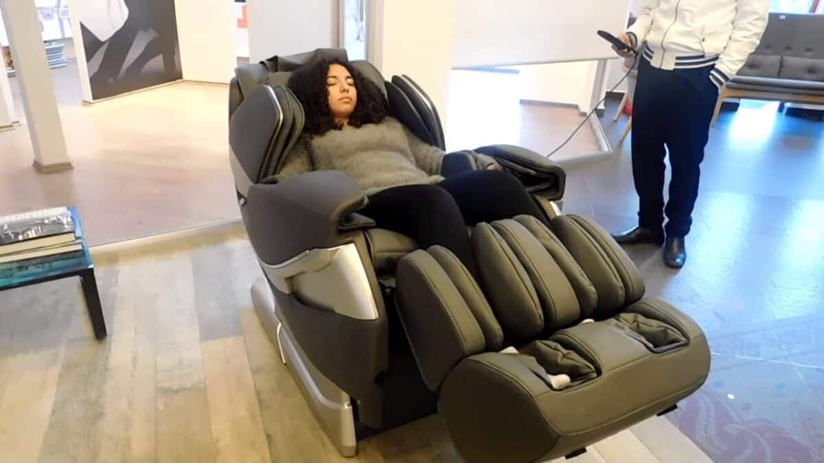 mujer-en-sillon-de-masaje-1200x675