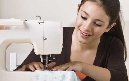 Cómo enhebrar una máquina de coser