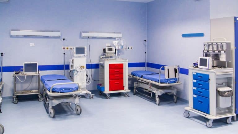 Imagen de equipo médico en uso en un hospital