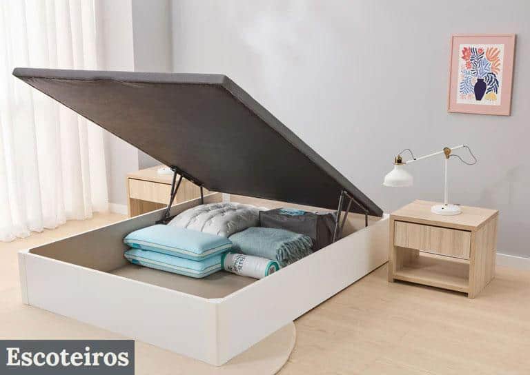 canape abierto con ropa