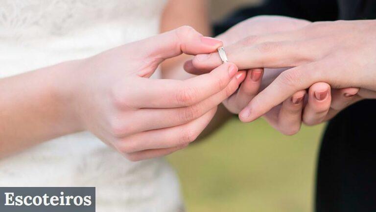 mujer-esposando-a-su-pareja