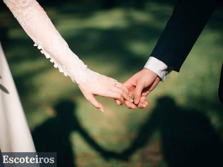 pareja-de-novios-de-la-mano